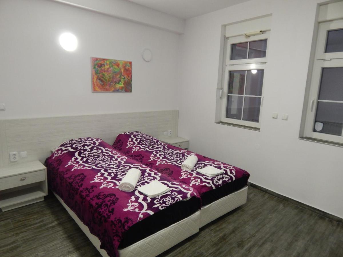 فندق Red House كيوستينديل المظهر الخارجي الصورة