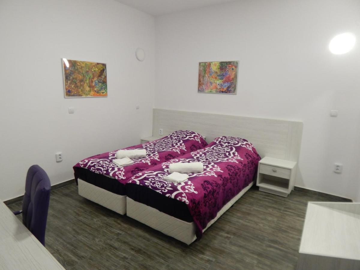 فندق Red House كيوستينديل المظهر الخارجي الصورة